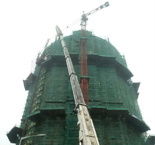 陇县吊车在工地上作业